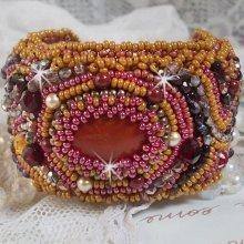 Red Jasper manchet armbånd broderet med en Red Jasper cabochon, Swarovski krystaller og frøperler